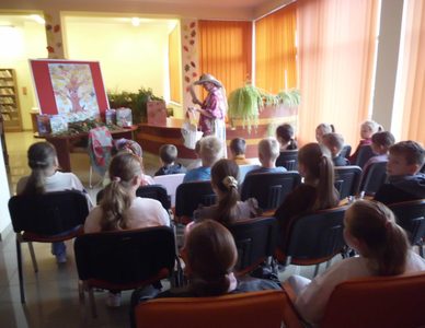 „Pani jesień książki niesie”